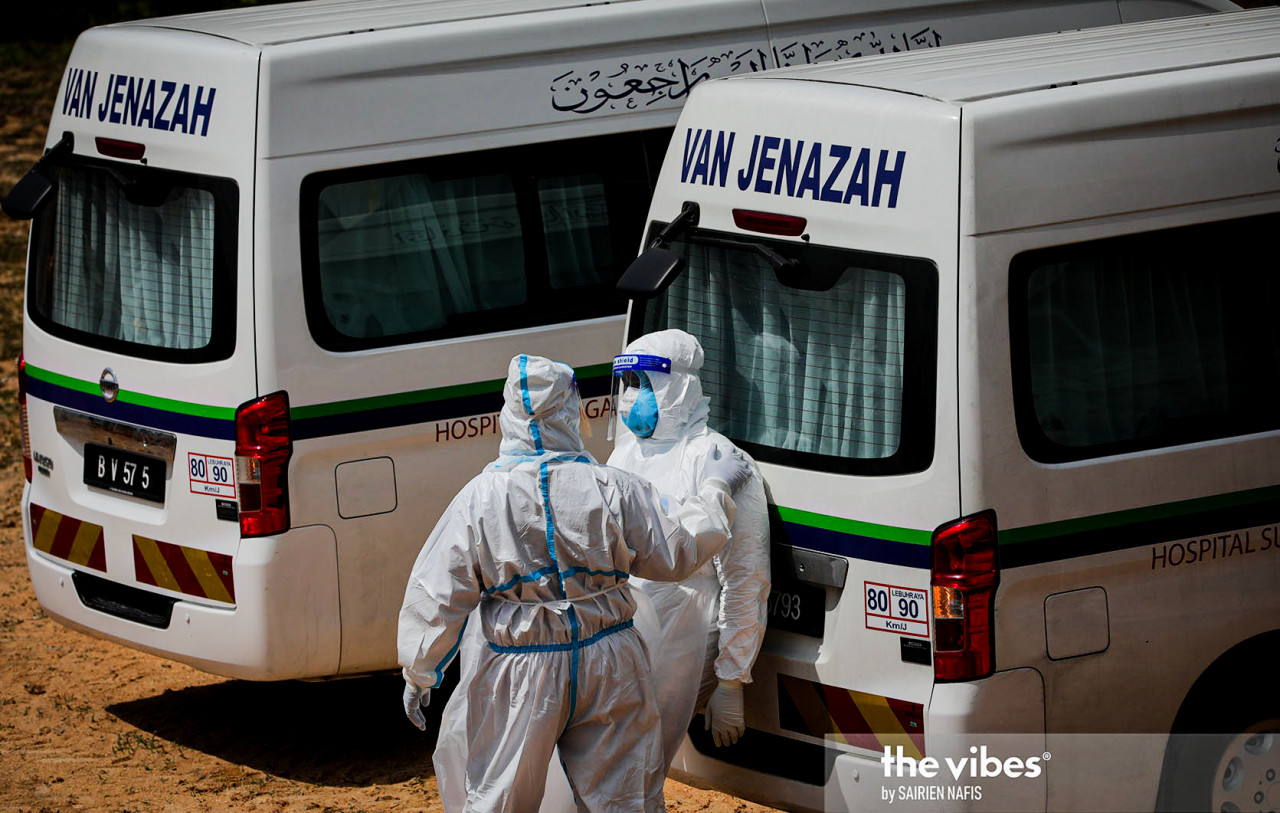 Health workers at Tanah Perkuburan Kota Damansara share a brief moment of rest. – SAIRIEN NAFIS/ The Vibes pic