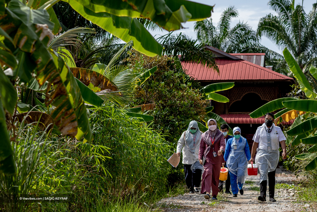Health workers take part in the Sabak Bernam vaccination outreach programme. – SADIQ ASYRAF/ The Vibes pic