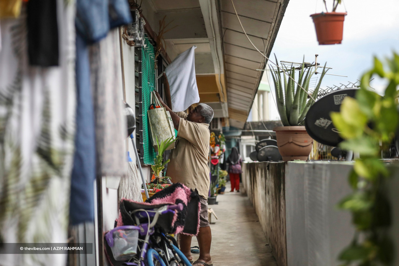 The white flag movement represented a lowpoint of the most recent lockdown, as people hit rock bottom. But it was also an opportunity for people to extend a helping hand in the name of community. – AZIM RAHMAN/ The Vibes pic