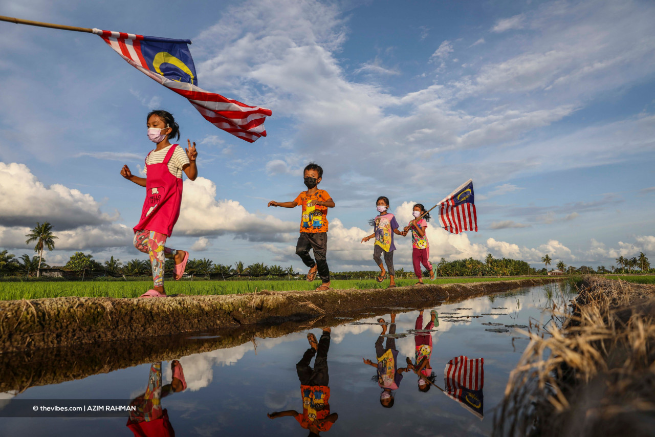 Despite the hardships endured, patriotism and the need to build a better future for the next generation remains. – AZIM RAHMAN/ The Vibes pic