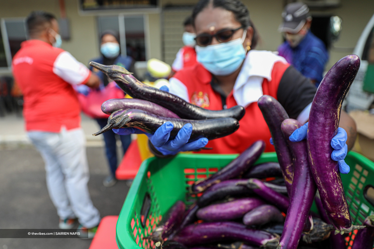 Charles Santiago is forced to suspend his vegetable aid drive due to the risk of Covid-19 spreading among constituents and his volunteer team. – The Vibes file pic, July 14, 2021