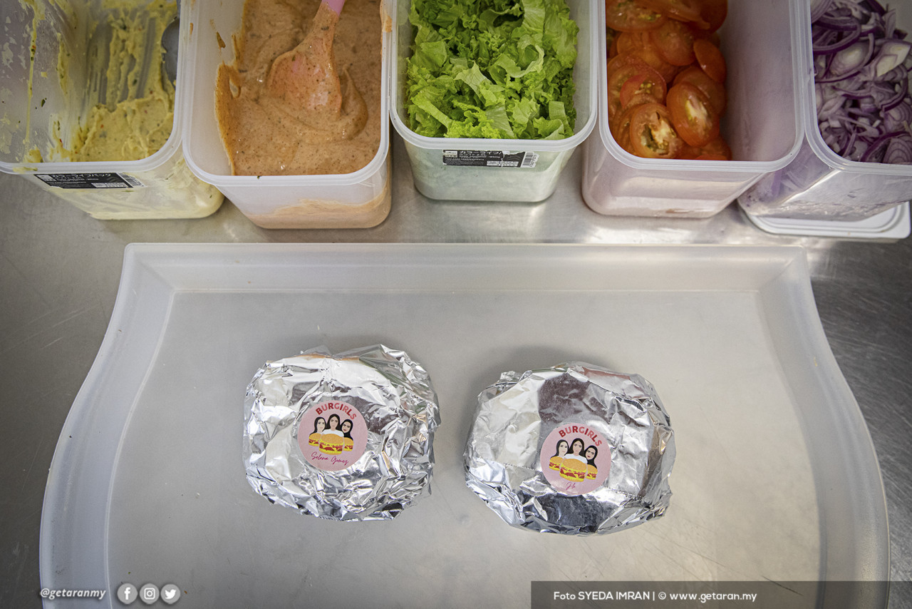 The burger prep station. – Getaran pic