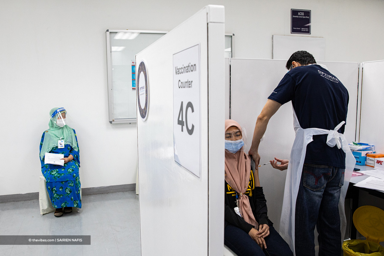 An example of the Covid-19 vaccination process on June 17. - SAIRIEN NAFIS/ The Vibes pic