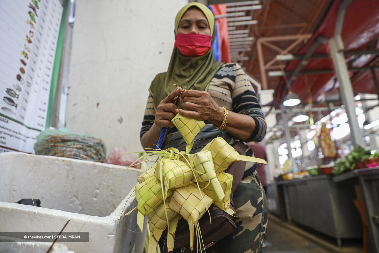 A woman weaving ketupat casings for sale at Chow Kit Market. – SYEDA IMRAN/The Vibes pic, July 19, 2021