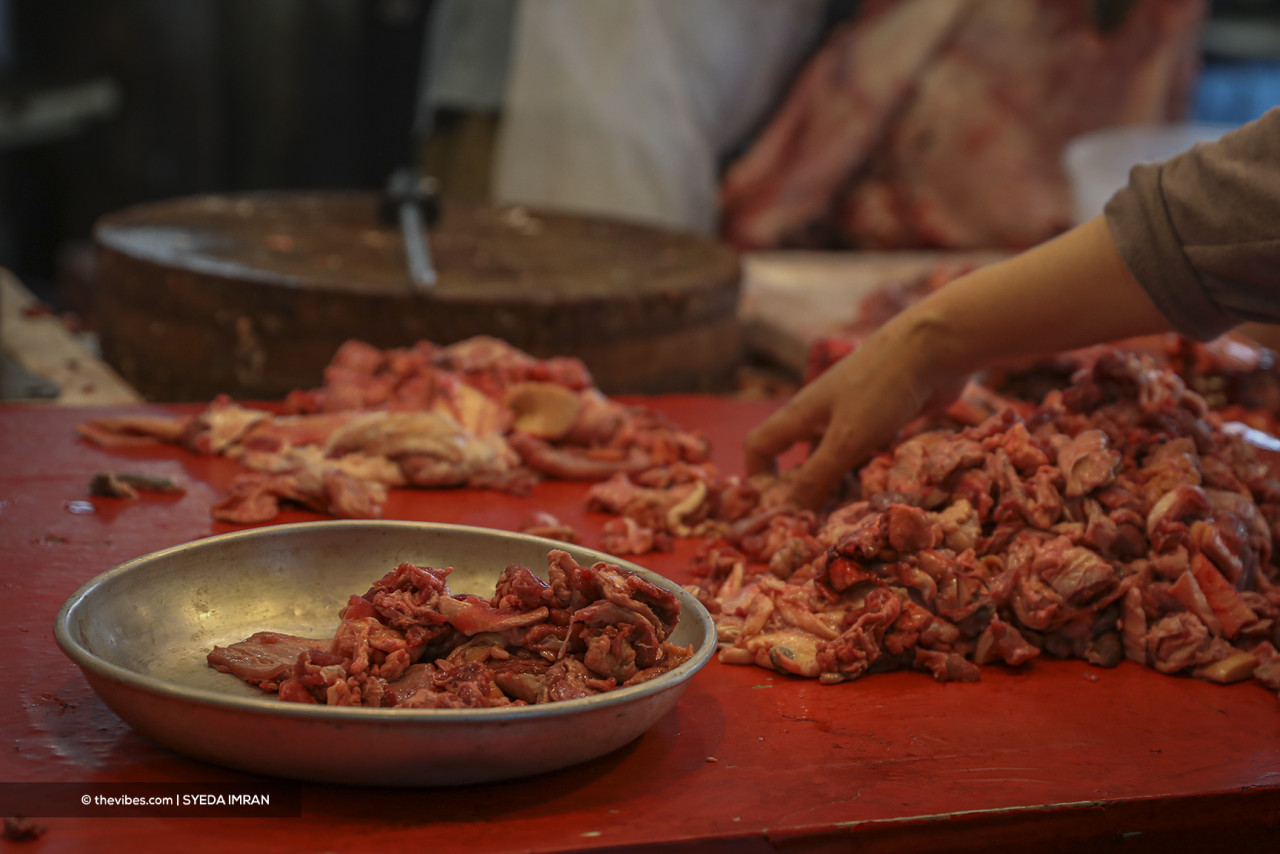 A woman selects cuts of beef at Chow Kit Market in preparation for Hari Raya Aidiladha. – SYEDA IMRAN/The Vibes pic, July 19, 2021