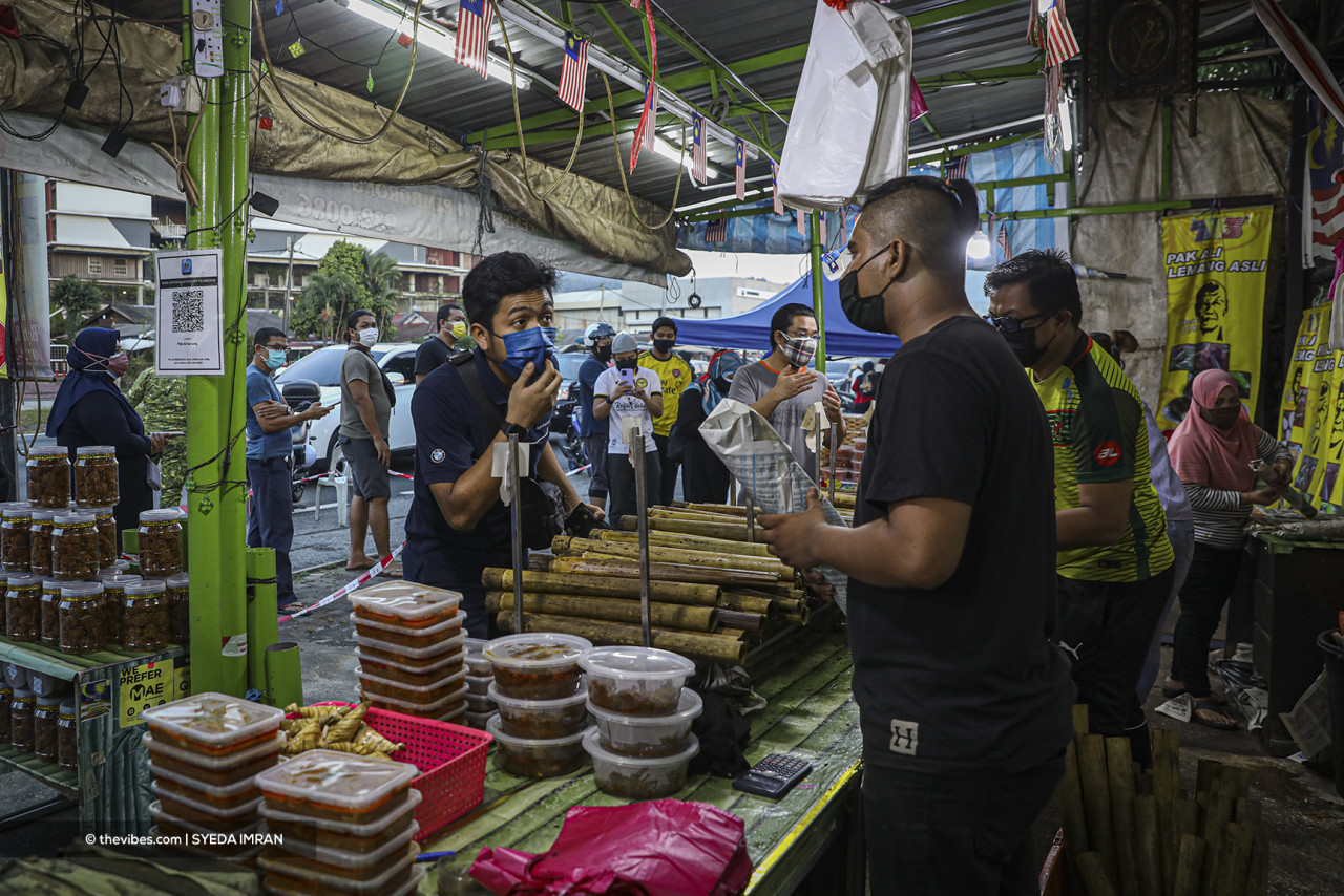 Customers buying lemang, rendang and other delicacies for tomorrow’s Aidiladha celebration. – SYEDA IMRAN/The Vibes pic, July 19, 2021