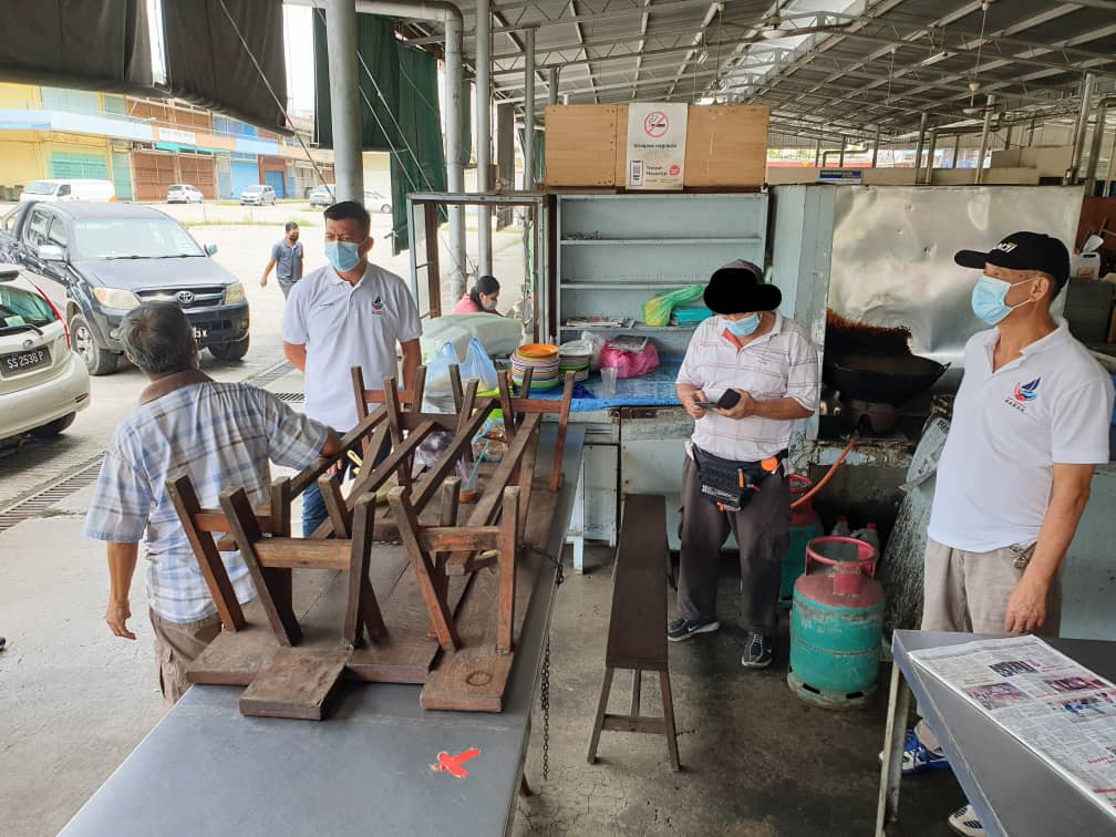 Karamunting rep George Hiew Vun Zin (second from left) says the Sandakan Municipal Council should consider a rent exemption for hawkers. – The Vibes pic, July 19, 2021
