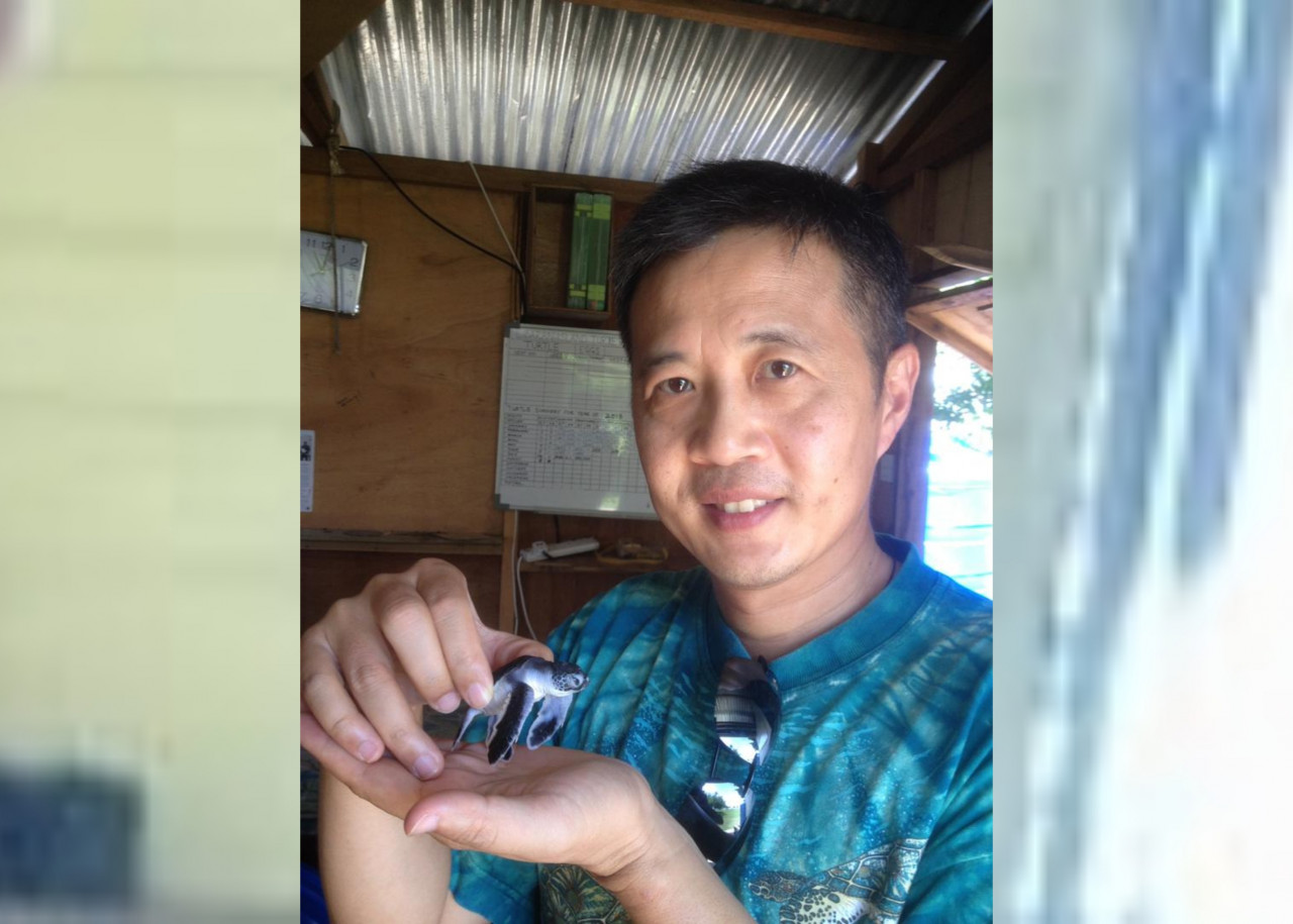 Wanting to give back to Mother Nature, tourism player Alexander Yee is now a turtle conservationist. – Pic courtesy of Foster  