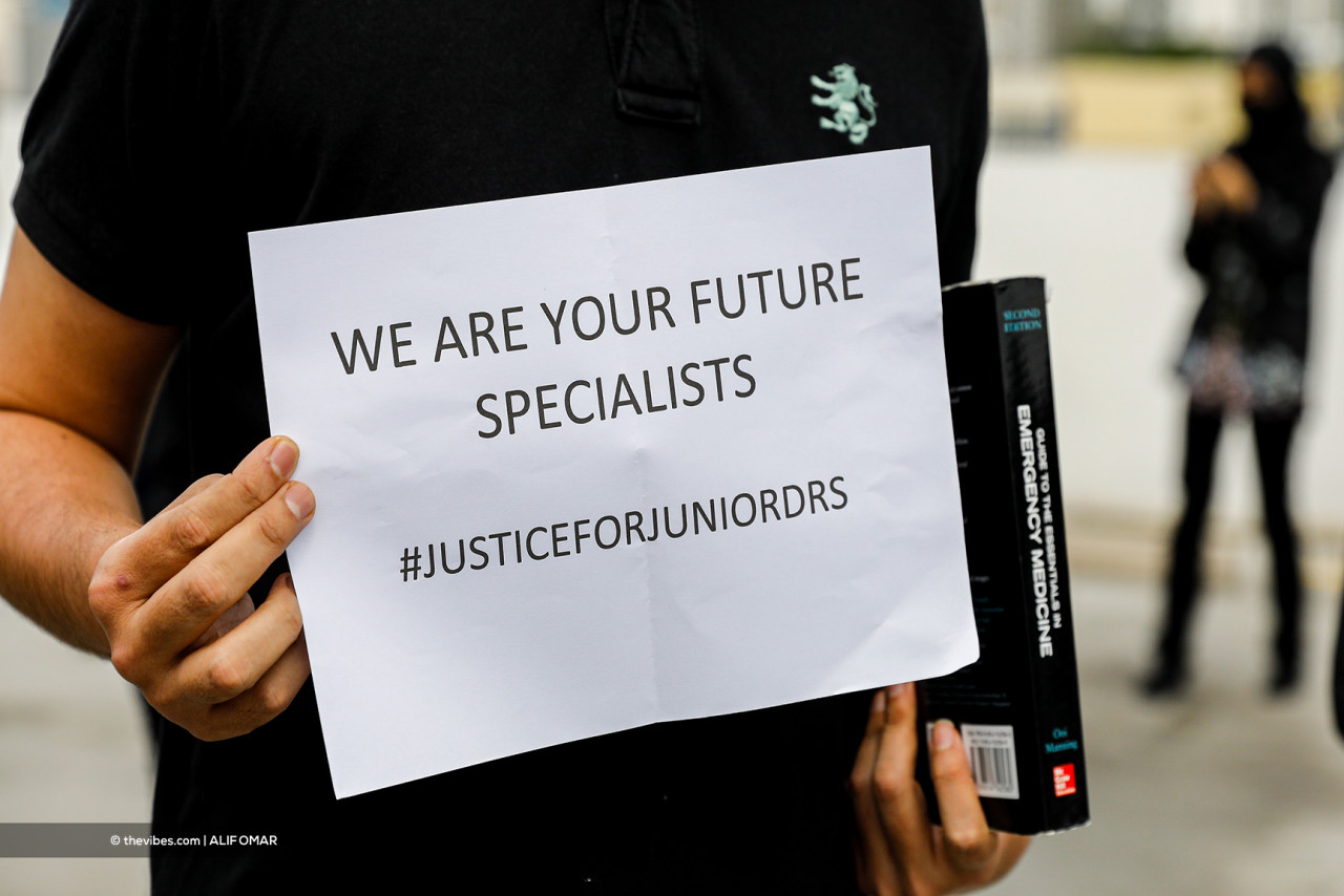 The #HartalDoktorKontrak movement initiated a walkout at 11am today at several public hospitals, including Covid-19 treatment facilities. – ALIF OMAR/The Vibes pic, July 26, 2021