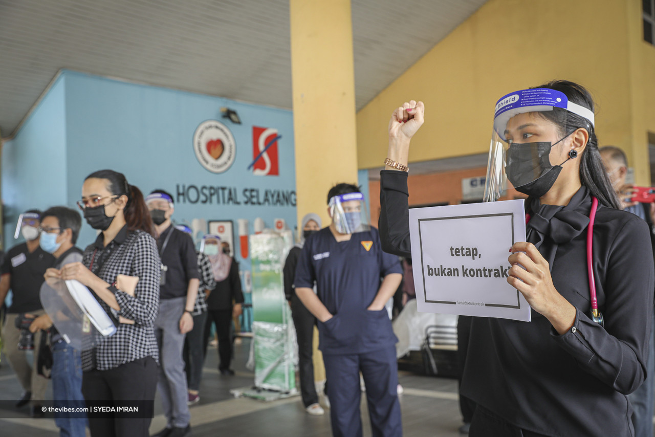 Health personnel participating in the #HartalDoktorKontrak protest at Selayang Hospital yesterday. – SYEDA IMRAN/The Vibes pic, July 27, 2021