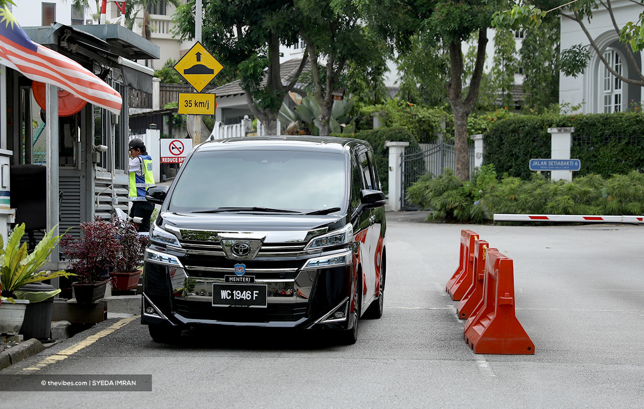 A minister’s vehicle seen leaving the prime minister’s private residence in Bukit Damansara this afternoon. – SYEDA IMRAN/The Vibes pic, July 29, 2021
