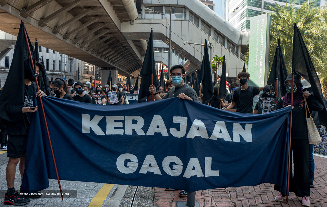 Demonstrators hold up a banner reading ‘Kerajaan Gagal’ during the #Lawan rally. – SADIQ ASYRAF/The Vibes pic, July 31, 2021