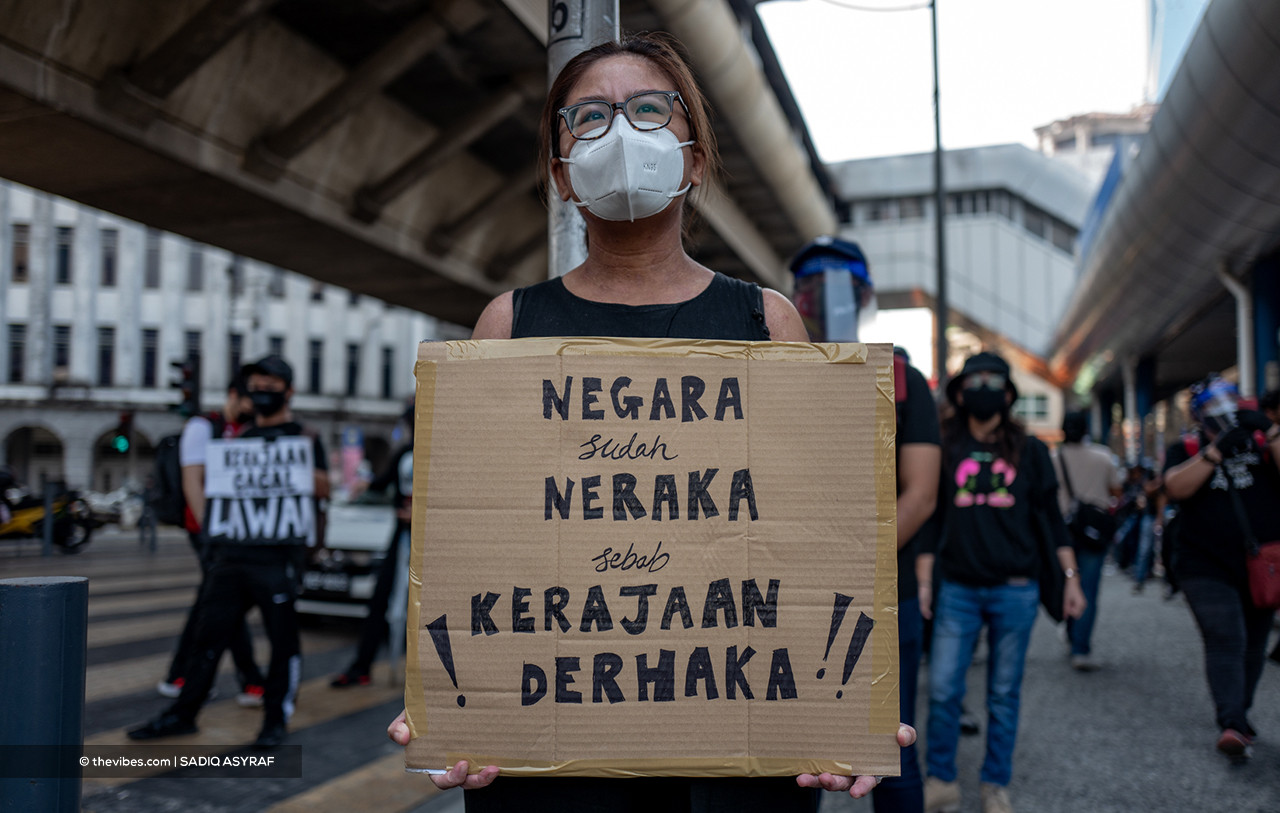 A protester holds up a sign during the #Lawan demonstration. – SADIQ ASYRAF/The Vibes pic, July 31, 2021