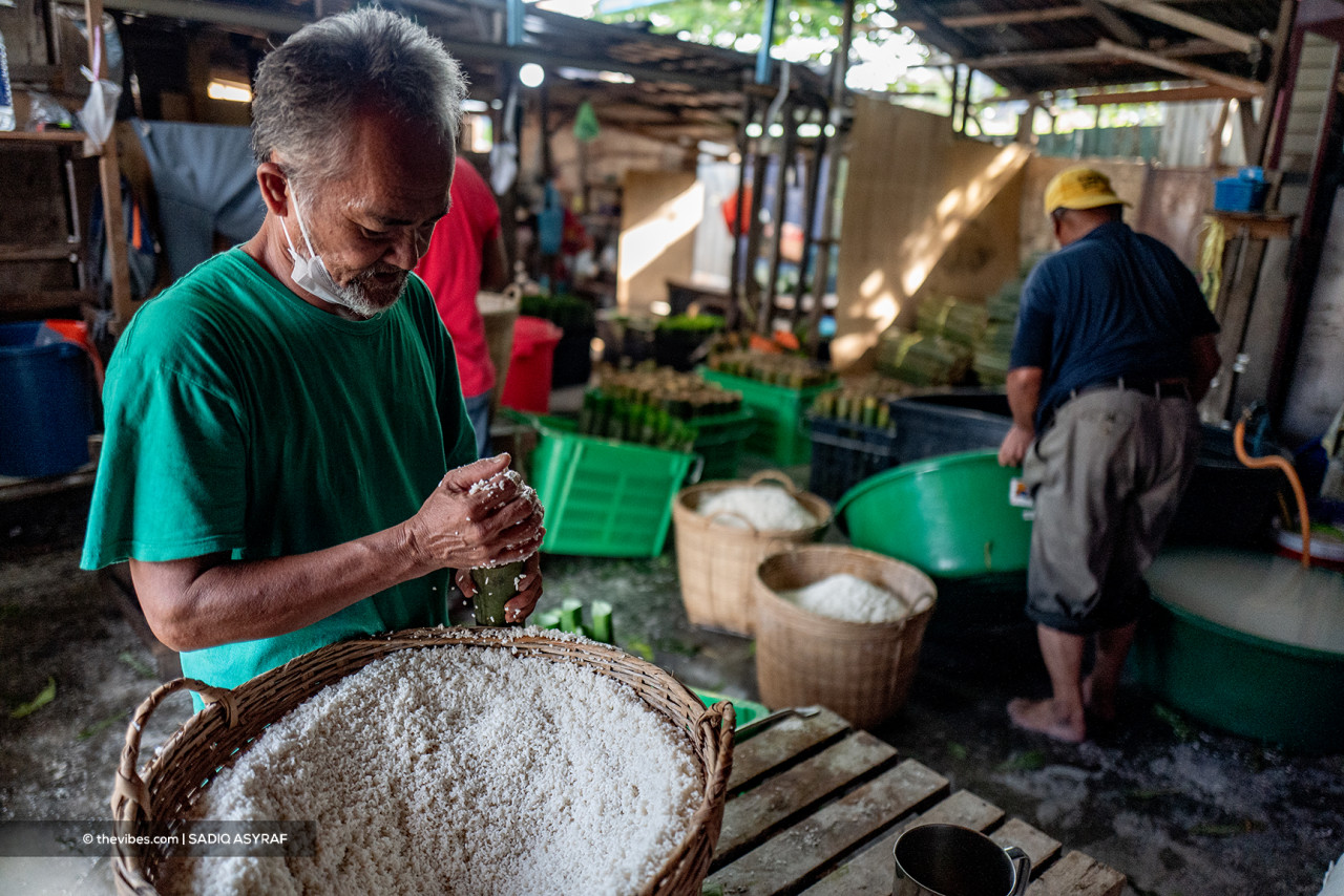 A lemang seller prepares customers’ orders ahead of Aidiladha. – SADIQ ASYRAF/The Vibes pic, July 19, 2021