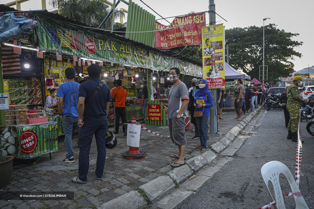People patiently queuing up for lemang. – SYEDA IMRAN/The Vibes pic, July 19, 2021