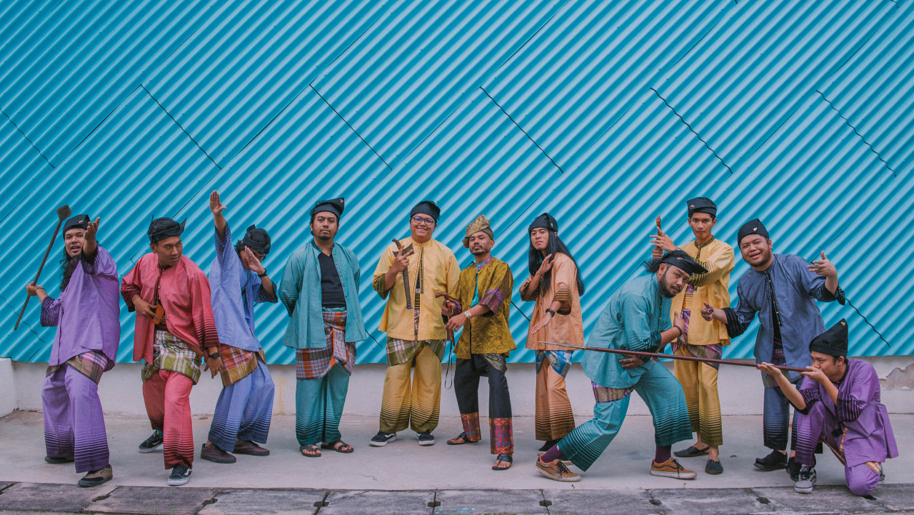 The 11-piece band melds Nusantara elements with reggae and ska music. – Budak Nakal Hujung Simpang, August 8, 2021