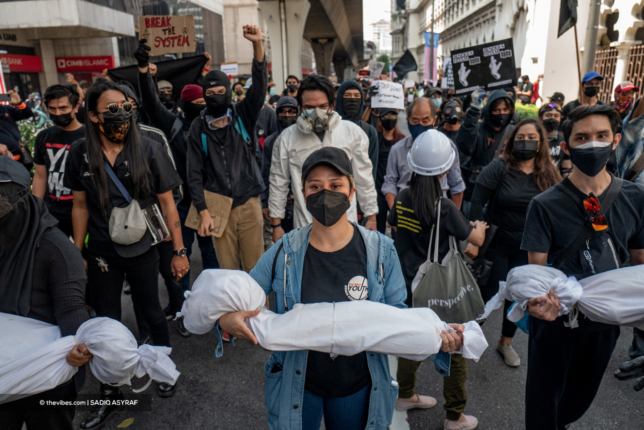 Frustrations among the rakyat have boiled over, as some took to the streets as part of the Black Flag movement, despite the pandemic. Now, many face legal action. – SADIQ ASYRAF/ The Vibes pic
