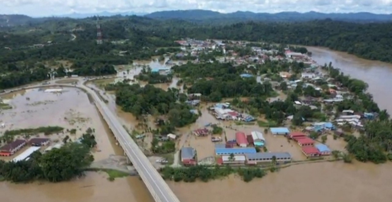 Long Lama town in Baram is inundated with floodwaters. – Philip Jau pic, July 21, 2021