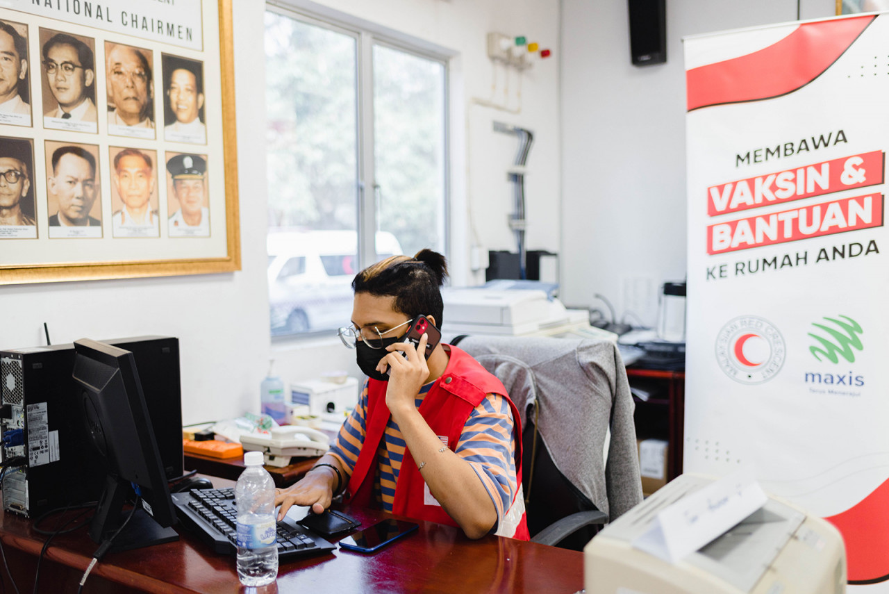 Maxis is also the connectivity provider for MRCS’s Hotline numbers, via sponsorship of Hotlink Unlimited mobile lines, pre-bundled with monthly internet. – Pic courtesy of Maxis