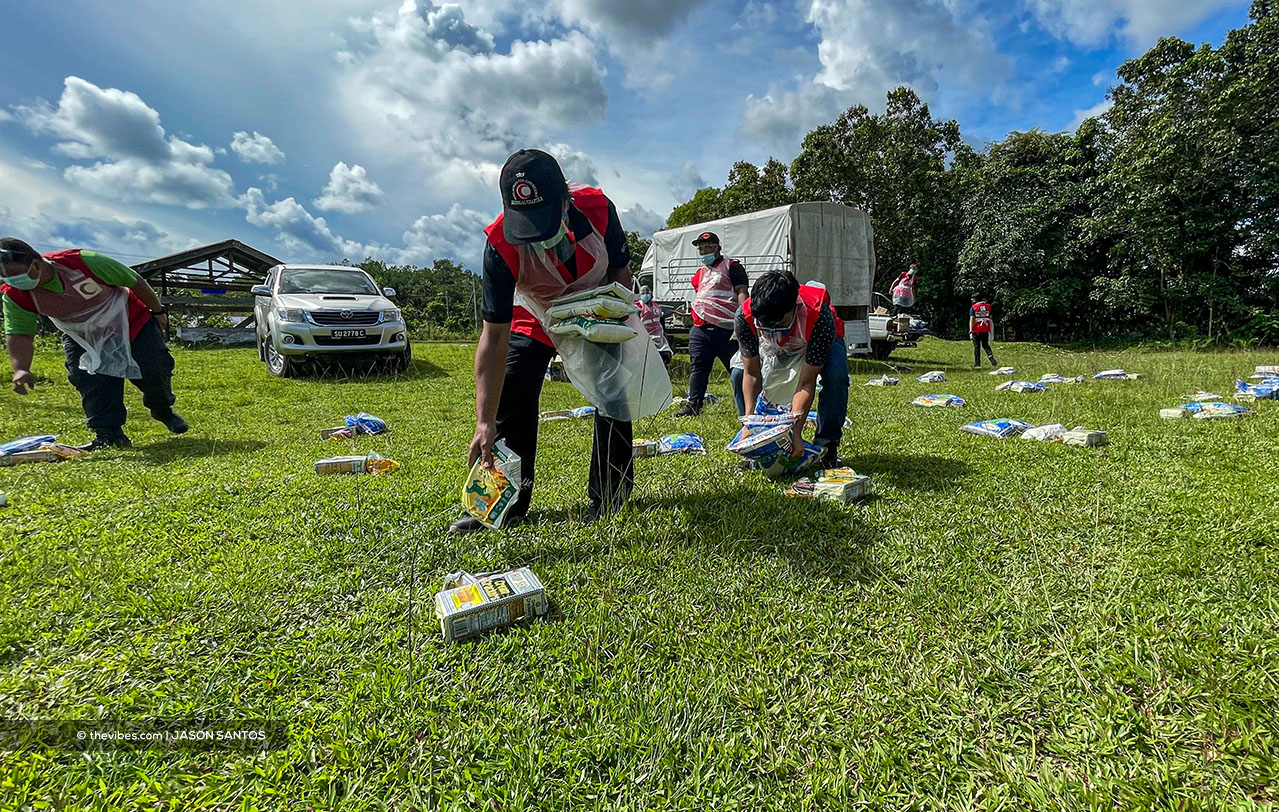 Gimbang and his fellow Red Crescent members preparing food aid for the needy rural folk of Sook. – JASON SANTOS/The Vibes pic