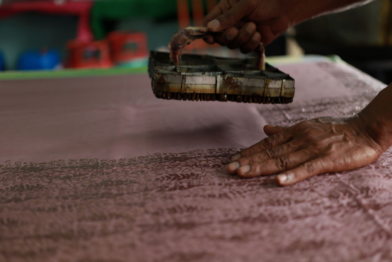 The creation of  hand-stamped batik is a very delicate process. - Lazada pic