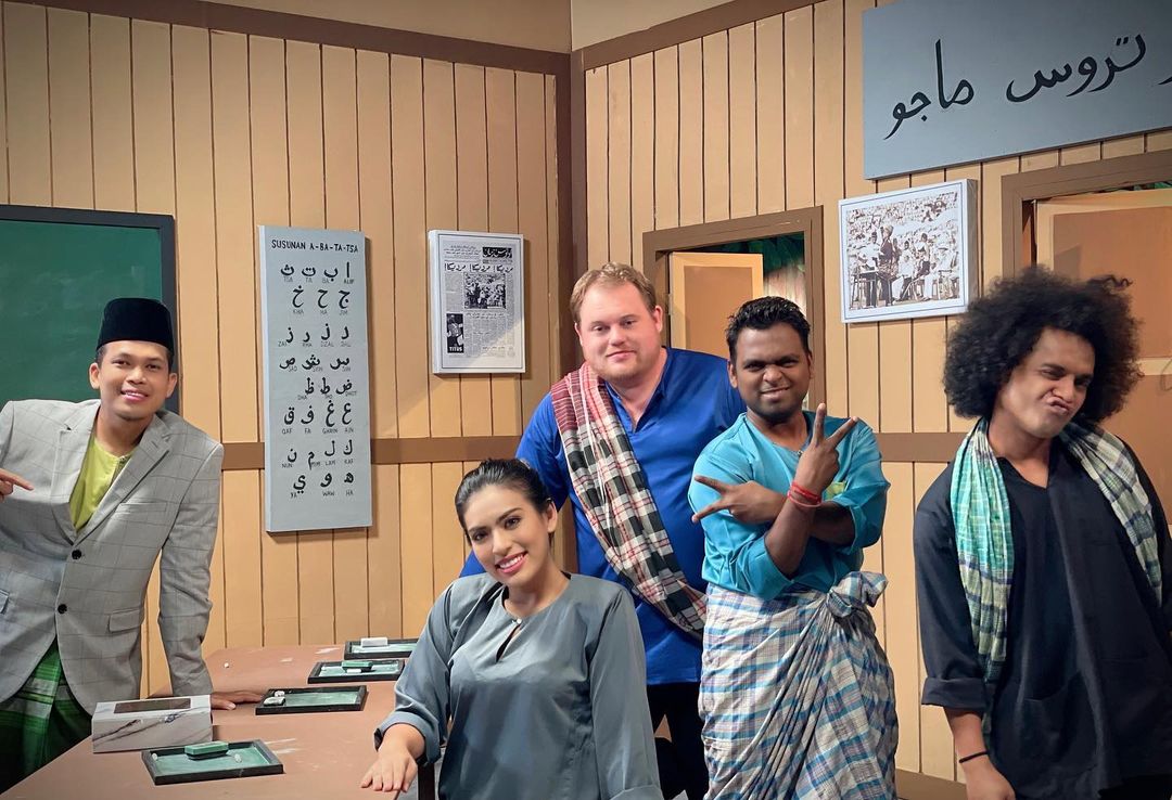 Yazmin on the set of ‘Mind Your Jawi’ with fellow co-stars of the Astro Gempak show. – Instagram/yazmin.aziz pic