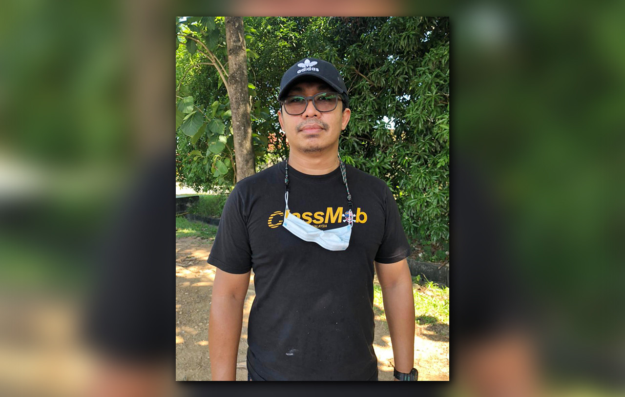 Bandit Barbershop owner Zulfal Abu Ehsan is left with little choice but to sell ‘takoyaki’ by the roadside to earn an income. – File pic, July 2, 2021