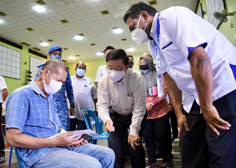 Chief Minister Chow Kon Yeow (centre) says Penang’s herd immunity target can be realised if all PPVs operate at maximum capacity. – The Vibes pic, July 12, 2021