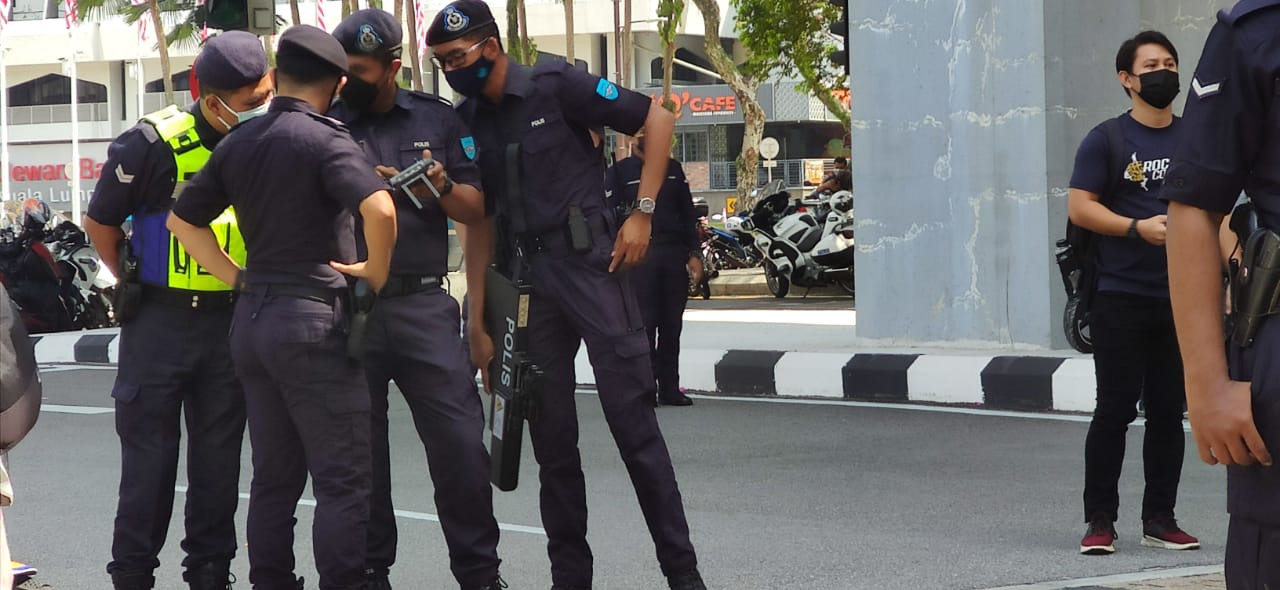 Police officers in discussion amid the #Lawan protest. – The Vibes pic, July 31, 2021
