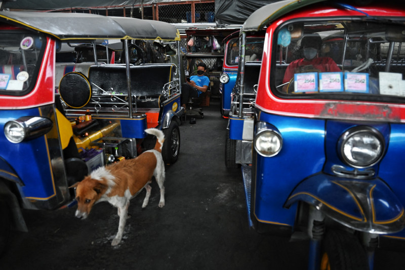 Taxis, tuk-tuks come to a standstill after Thai virus surge