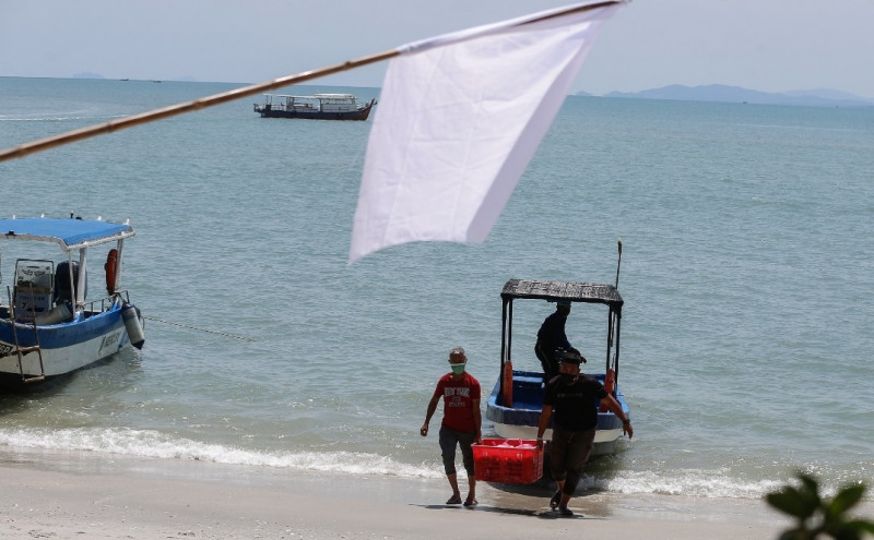 Penang fisherfolk heed #benderaputih call