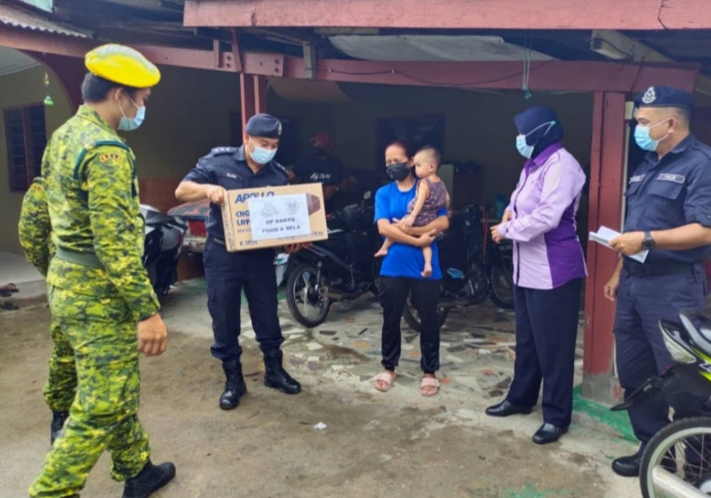 Police, Rela, ministry personnel deliver food to Miri families flying white flag
