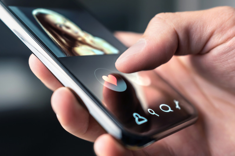 44% of dating app users trust AI