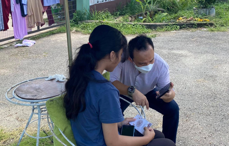 2 students forced to follow e-lessons under noon sun catch Maszlee’s eye