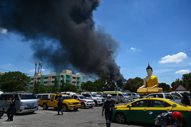 [UPDATED] Firefighter dead, dozens hurt in Thai factory blast and blaze