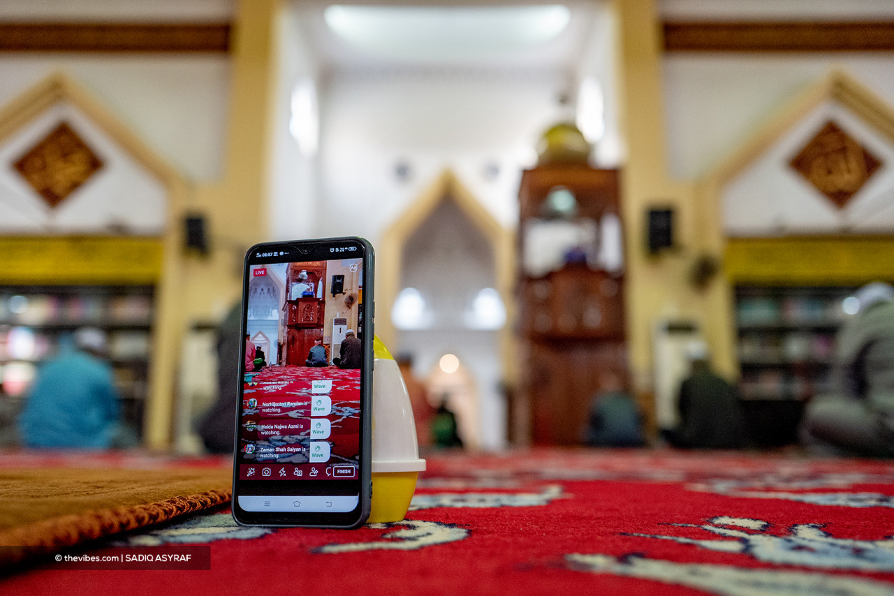 Technology plays an important role in helping more people watch and participate in Aidiladha prayers this year. – SADIQ ASYRAF/The Vibes pic, July 20, 2021