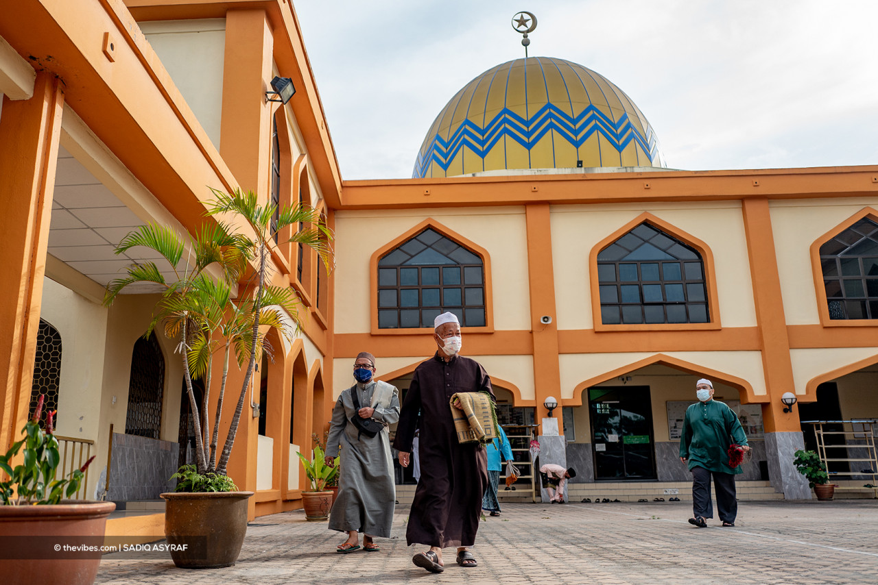 Congregants leaving the mosque immediately after prayers as sacrificial rituals are not allowed to be performed there. – SADIQ ASYRAF/The Vibes pic, July 20, 2021