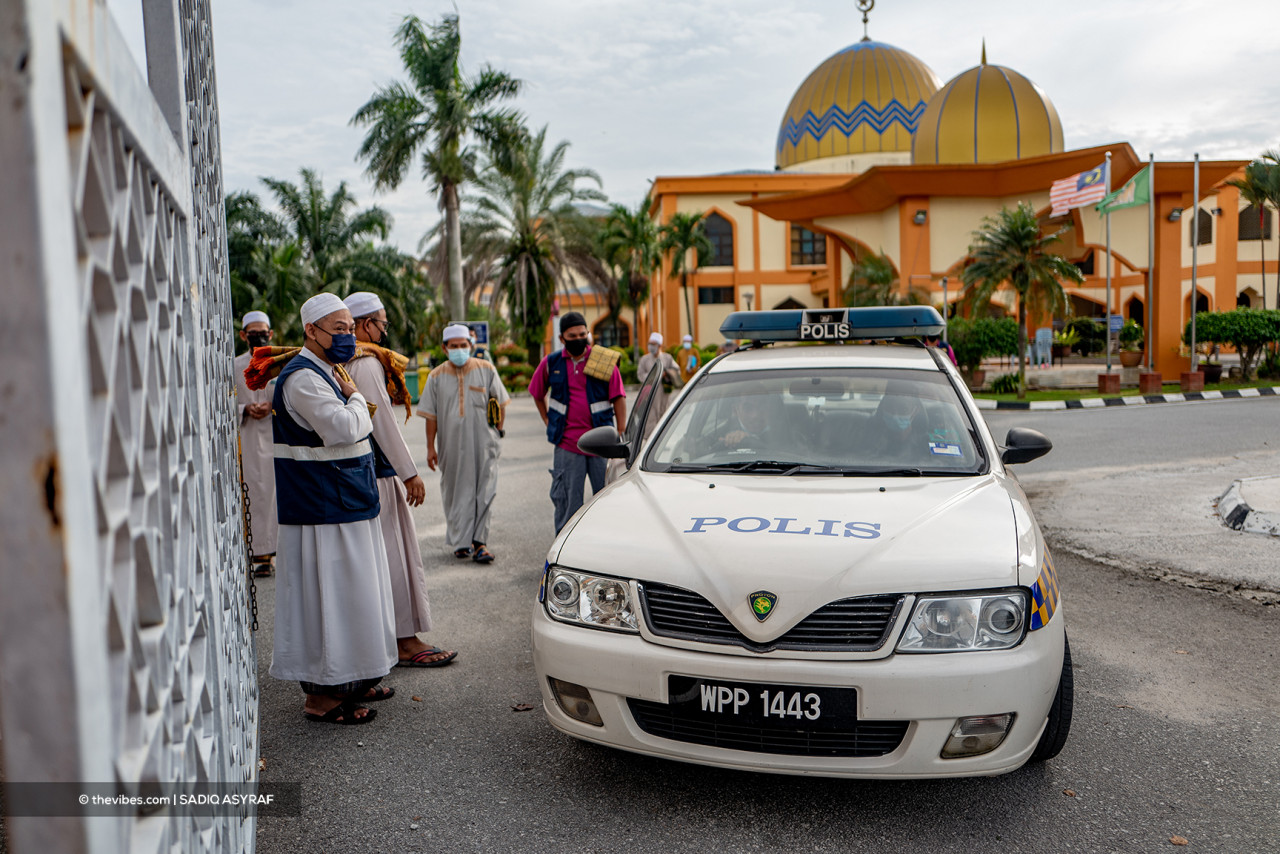 Police being present to ensure that congregants comply with all the standard operating procedures. – SADIQ ASYRAF/The Vibes pic, July 20, 2021