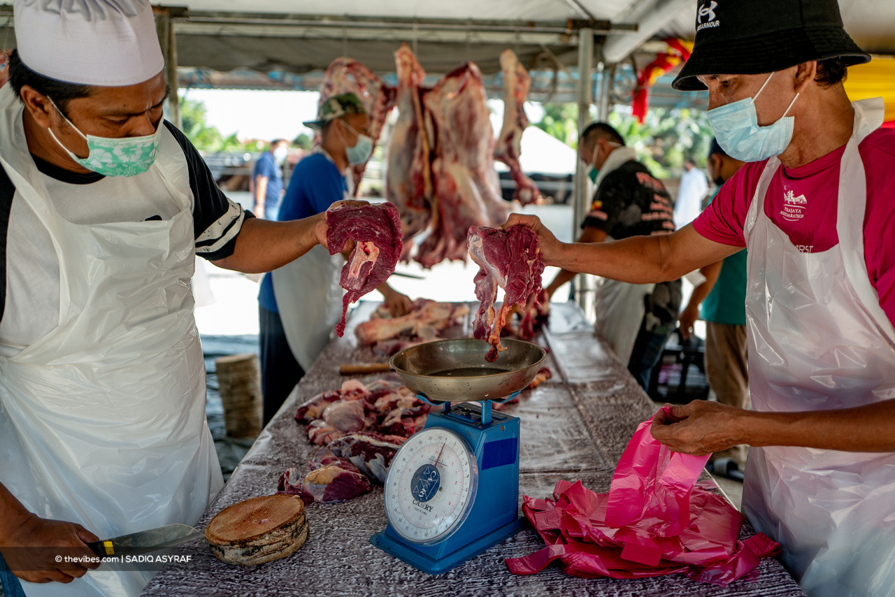 Butchered meat being weighed before being distributed to recipients. – SADIQ ASYRAF/The Vibes pic, July20, 2021