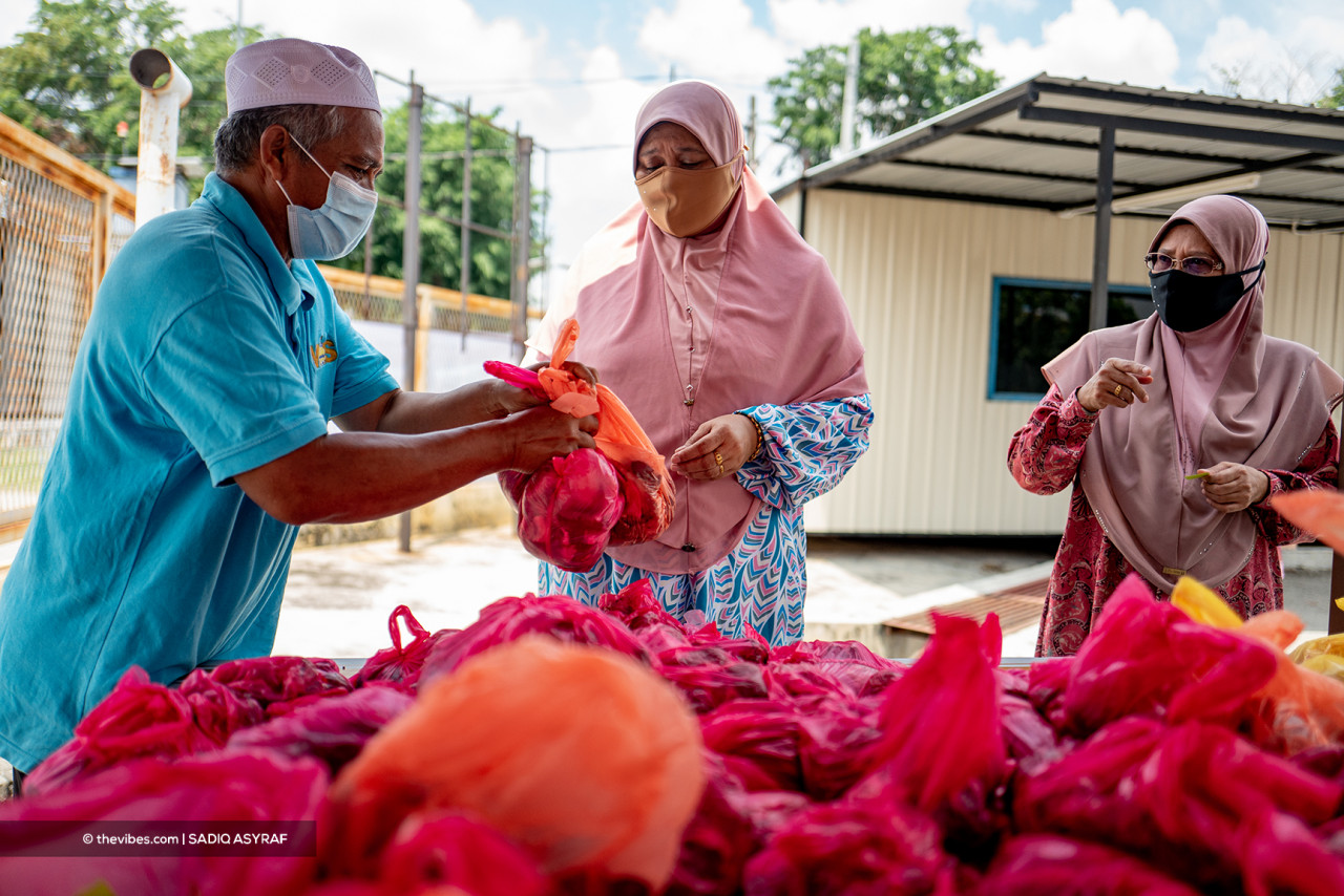 Recipients come to to receive their sacrificial meat as early as before Zohor prayers. – SADIQ ASYRAF pic/The Vibes, July 20, 2021