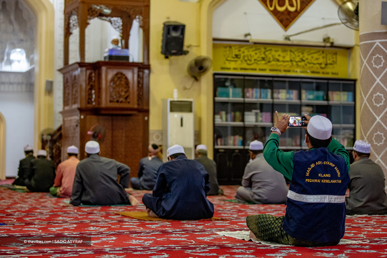 Aidiladha prayers continue to be performed properly despite restricted congregation sizes. – SADIQ ASYRAF/The Vibes pic, July 20, 2021