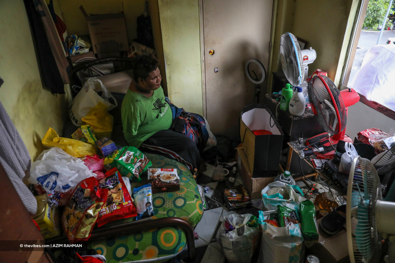 Despite receiving help from the Welfare Department and Baitulmal, Dekk’s Mat is still struggling to pay his rent and pay other bills. – AZIM RAHMAN/The Vibes pic, July 4, 2021