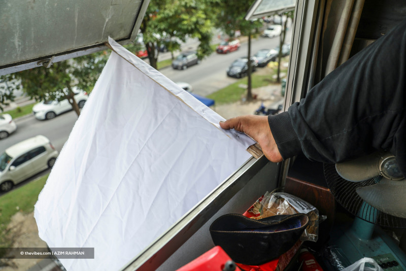With hubby ‘stuck’ in Melaka, Johor mum of 3 forced to fly white flag