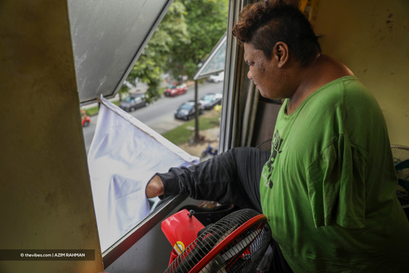 [PHOTOS] Man with no arms hoists white flag in desperation