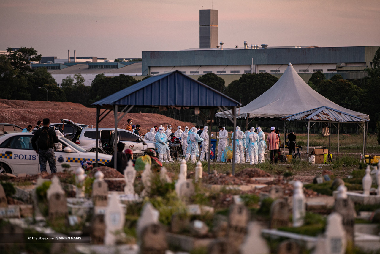 Police and frontliners in protective gear seen at the Section 21 Muslim cemetery in Shah Alam. – The Vibes pic, July 17, 2021