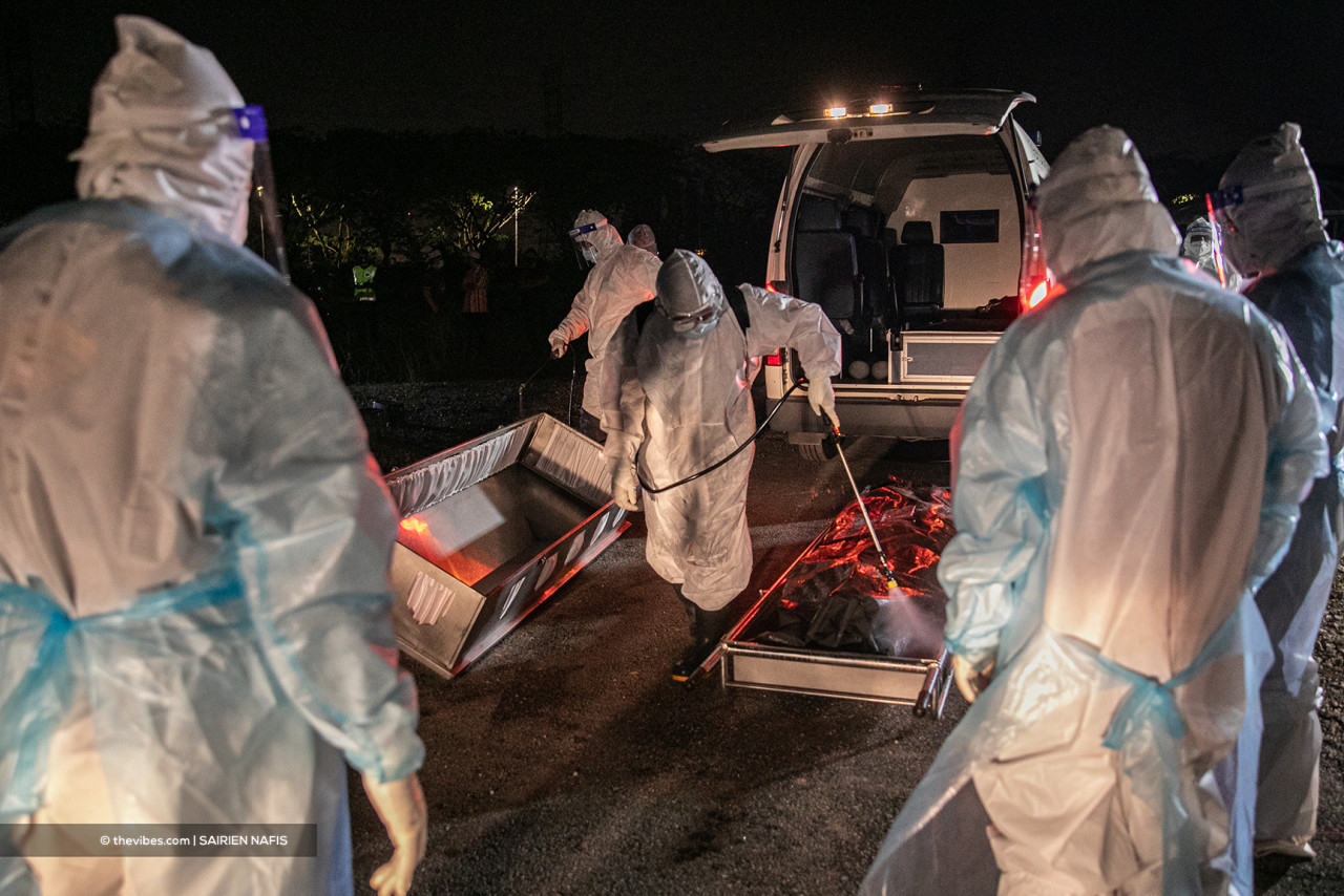 A body is disinfected prior to burial. – The Vibes pic, July 17, 2021