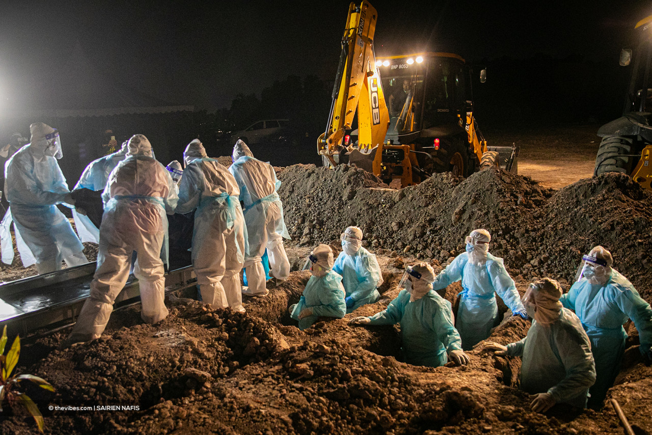 Volunteers are among those helping lay to rest Covid-19 victims. – The Vibes pic, July 17, 2021