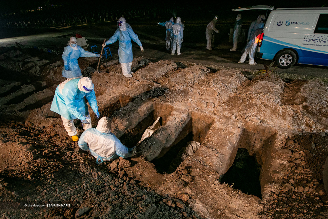 Frontliners work around the clock to bury Covid-19 victims. – The Vibes pic, July 17, 2021