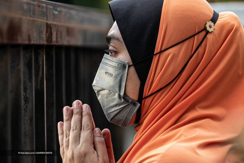 [PHOTOS] Grief hangs heavy in the air as virus victims laid to rest in Shah Alam