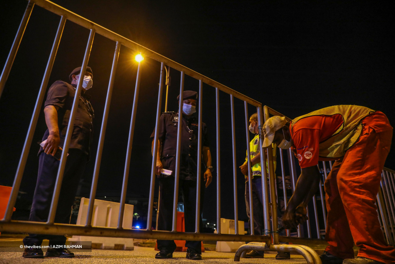 Putrajaya district police chief Mohd Fadzil Ali (centre) monitoring a road closure last night. – AZIM RAHMAN/The Vibes pic, June 1, 2021